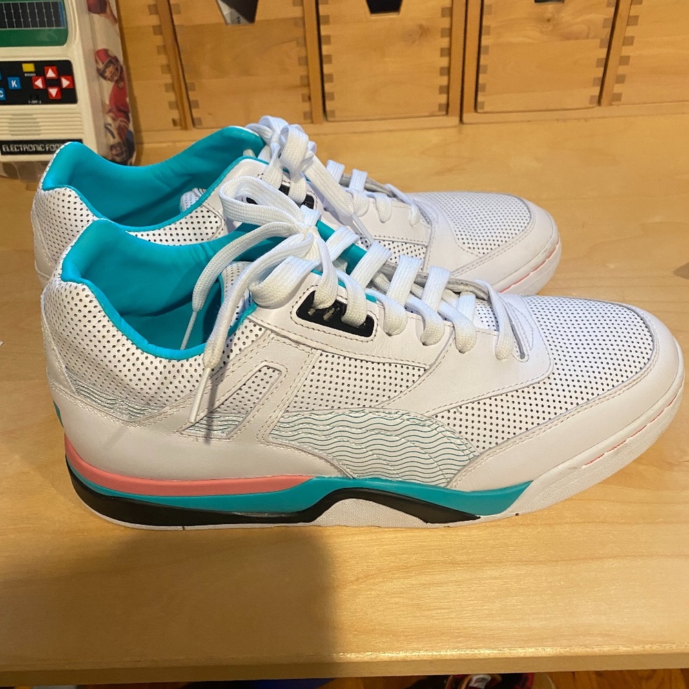 Never worn white pumas!!